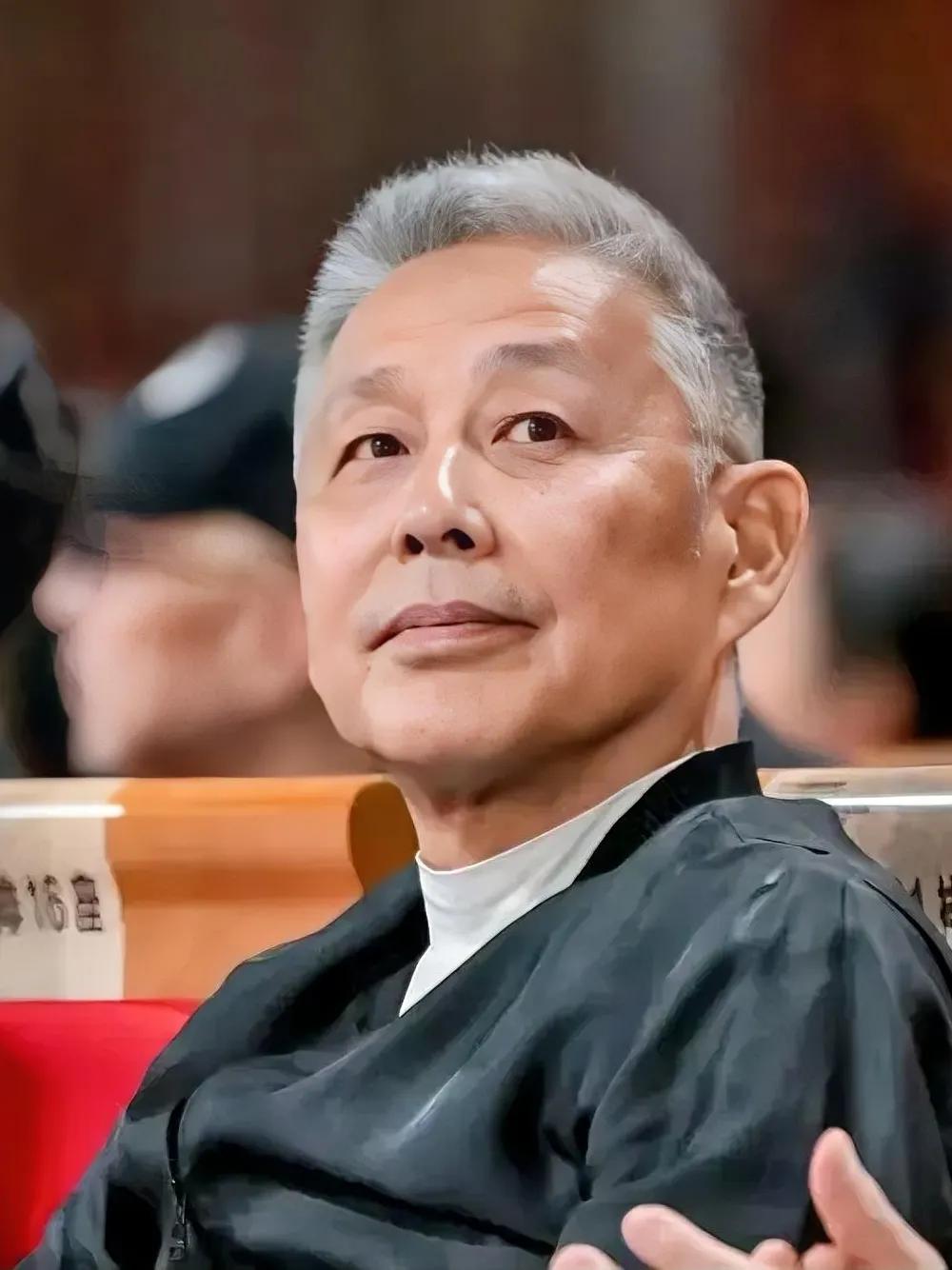 陈道明曾说过：“一个有教养的人，从不给别人添麻烦，不开过火的玩笑，不消遣