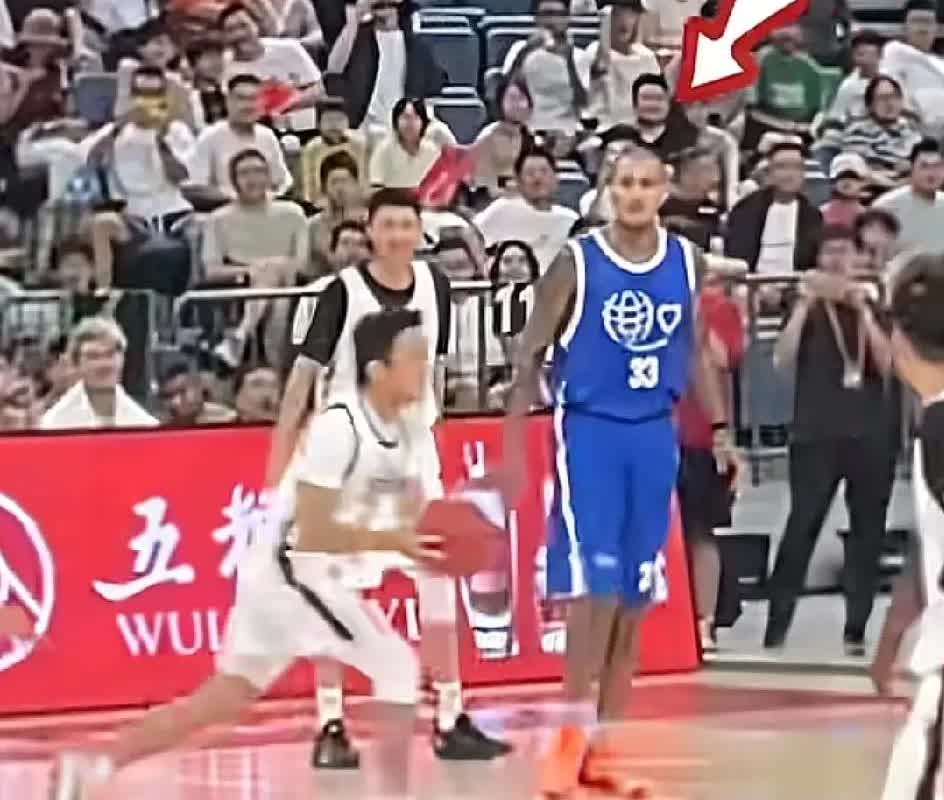 姚基金慈善赛场上，邓超的一个上篮被库兹马飞天大帽轻松拍开，邓超不可置信的站在篮板
