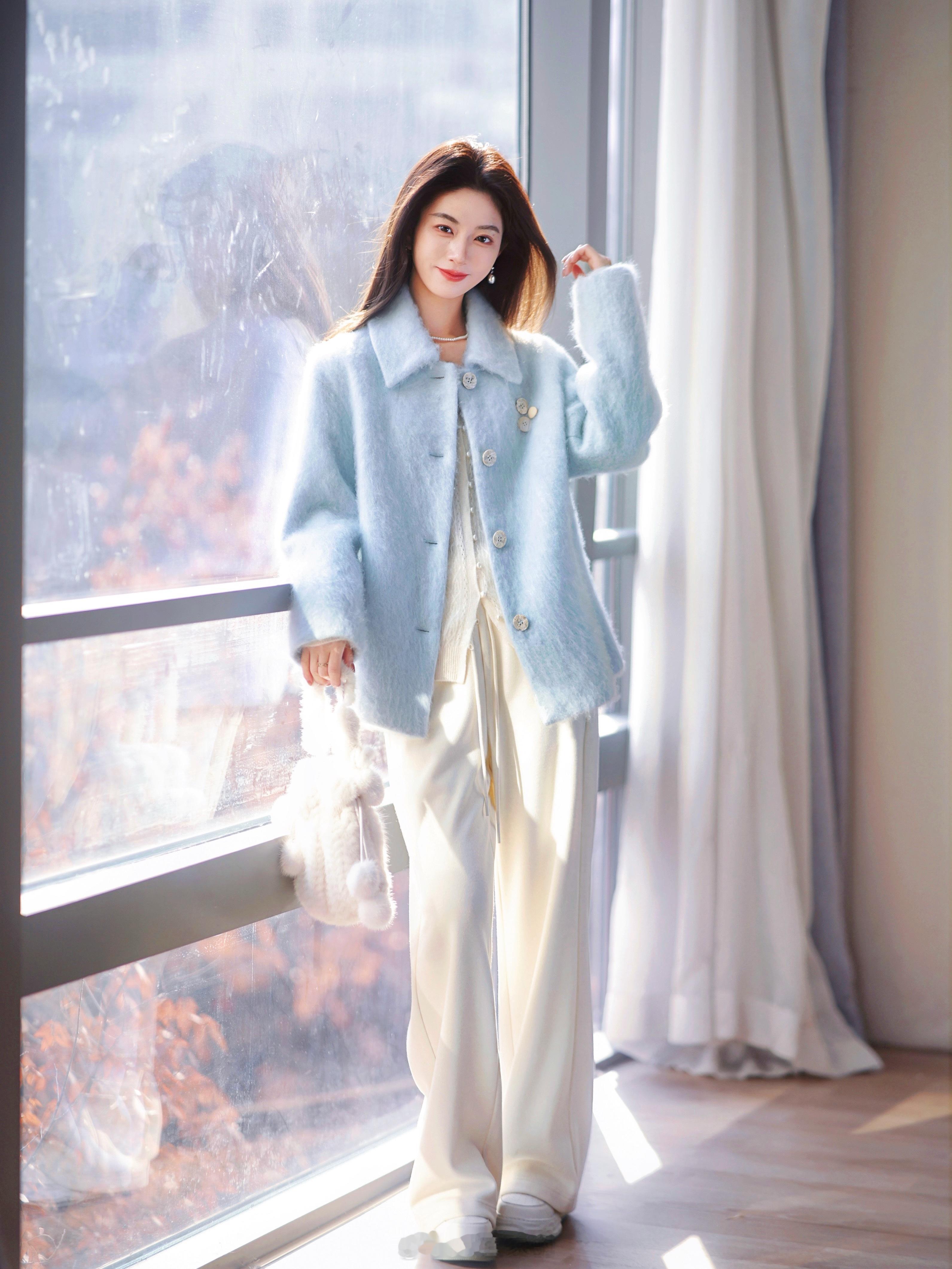 这清爽干净的感觉！一眼心动啊～羊毛羊绒+拉毛工艺轻盈软糯还巨巨暖和！简单好搭的