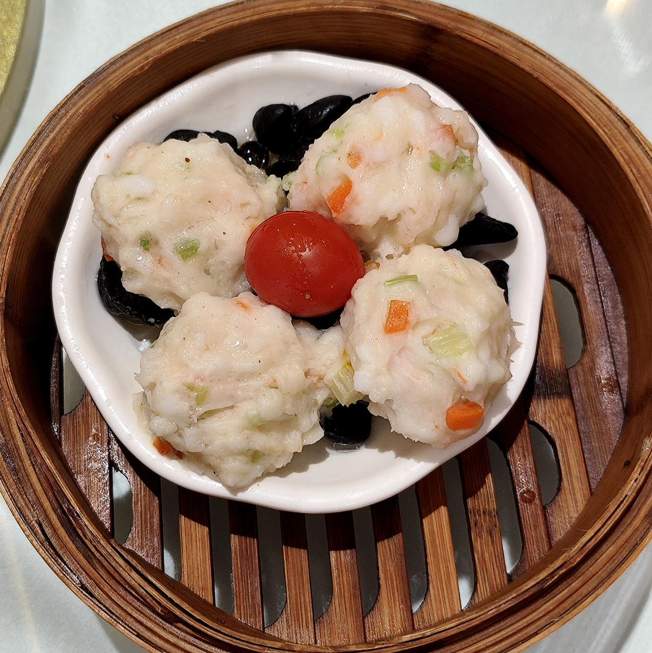 点评一下广州人饮早茶的点心和饺子的差别，图一虾球，图二烧买，图三肠粉，图四红米肠