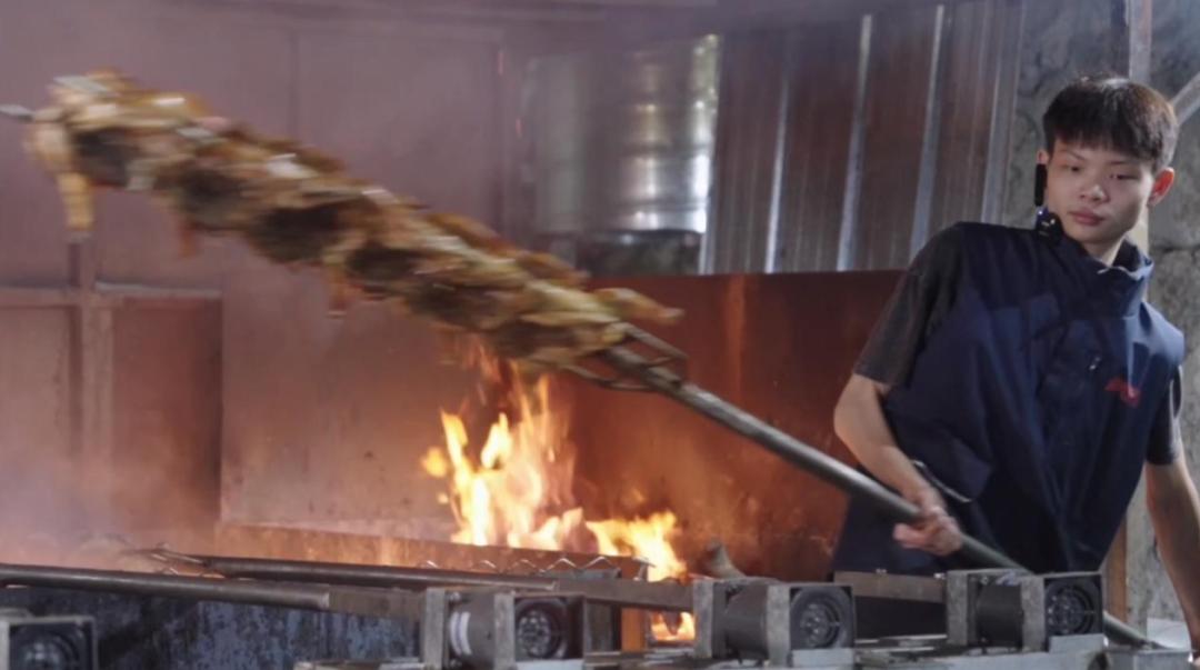 “烤鸡少年”是谁？近期走红网络的“烤鸡少年”本名小陈，2008年10月生于广