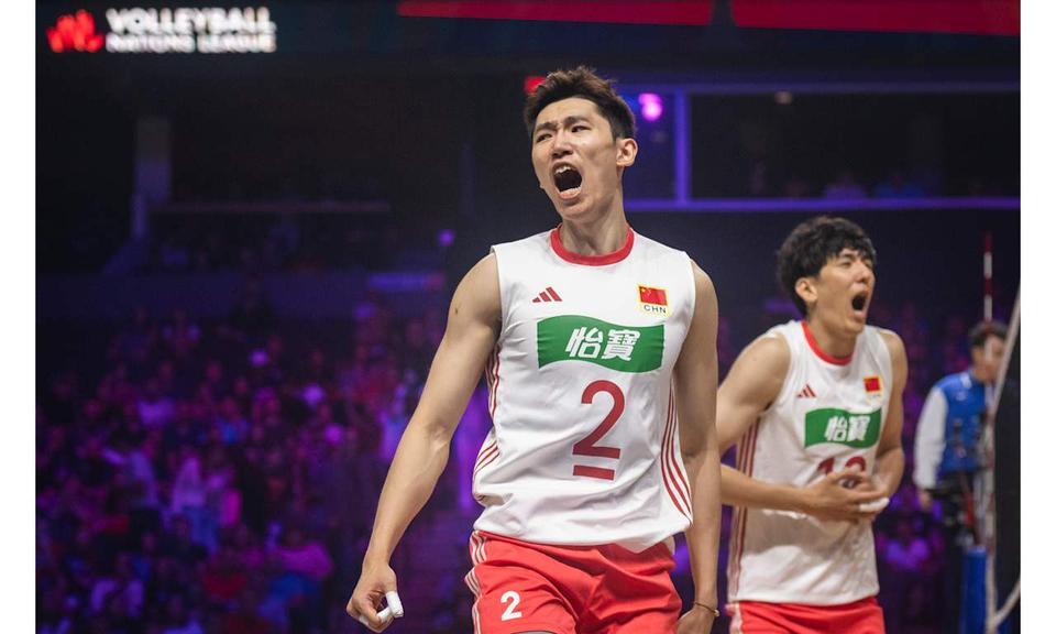 2-3，很遗憾中国男排没能战胜美国男排。如果不是江川第四局开局即因腿部不适被迫下