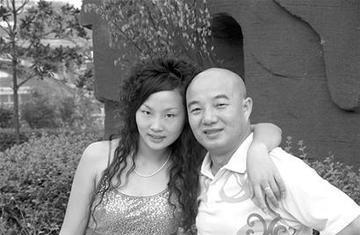 1979年妻子因为李伯清穷而离婚，小儿子判给了前妻，大儿子跟了他。李伯清出生在1