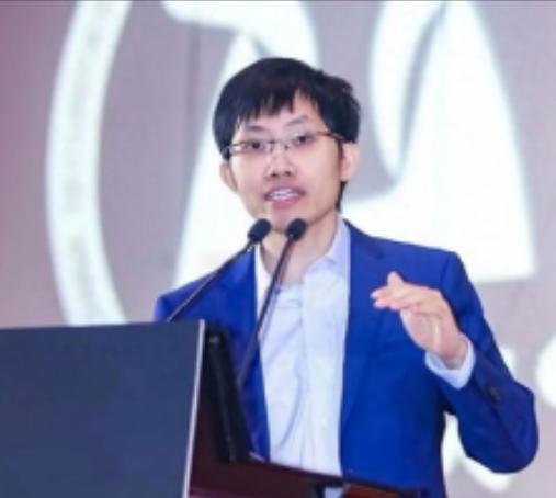 中美差距到底有多大？梁文锋毫不避讳、一针见血地回答：“表面上中国AI与美国可能仅