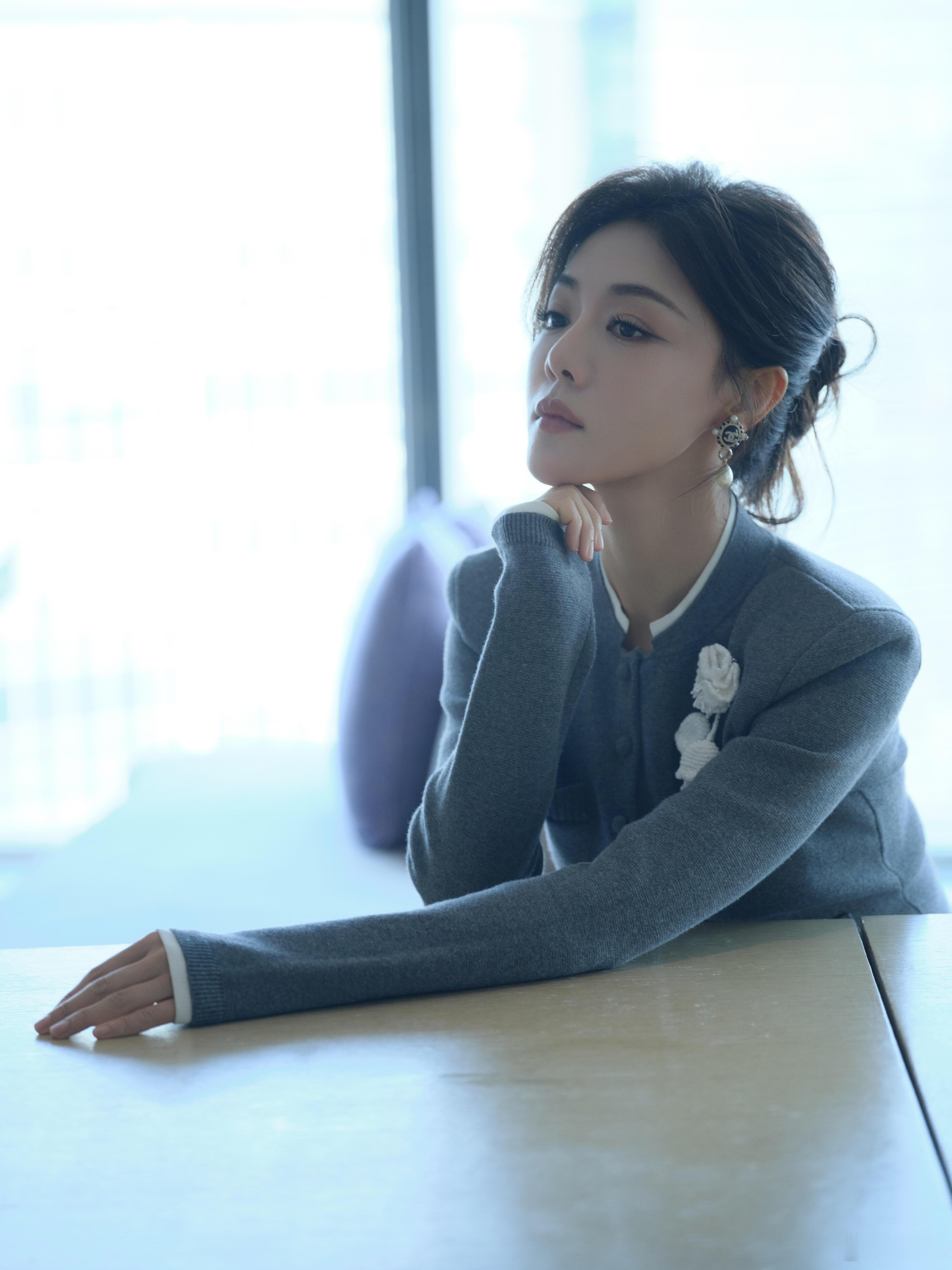 邓家佳🖤深秋黑丝穿搭