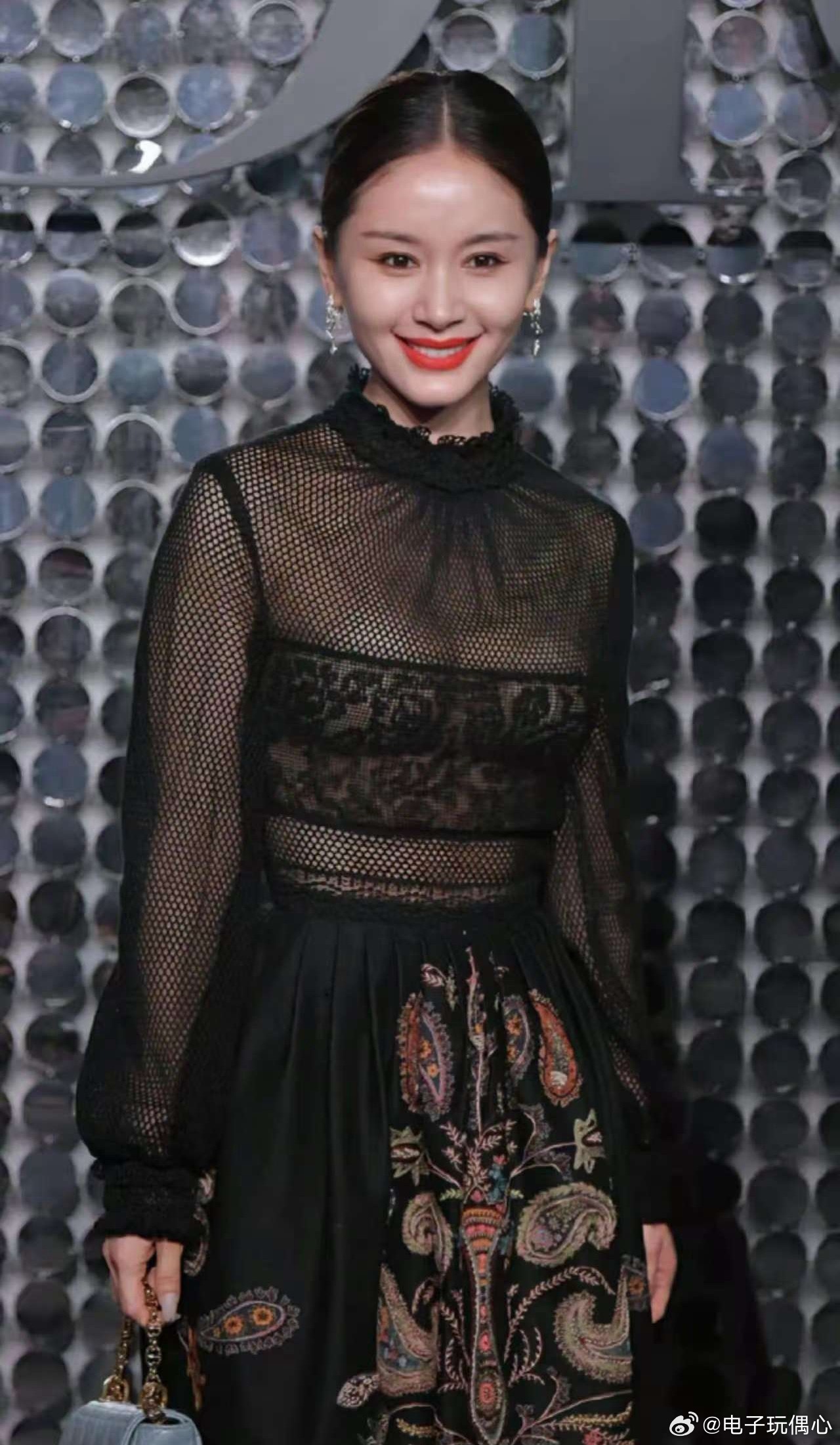 王子文里面的衣服是不是勒太紧了