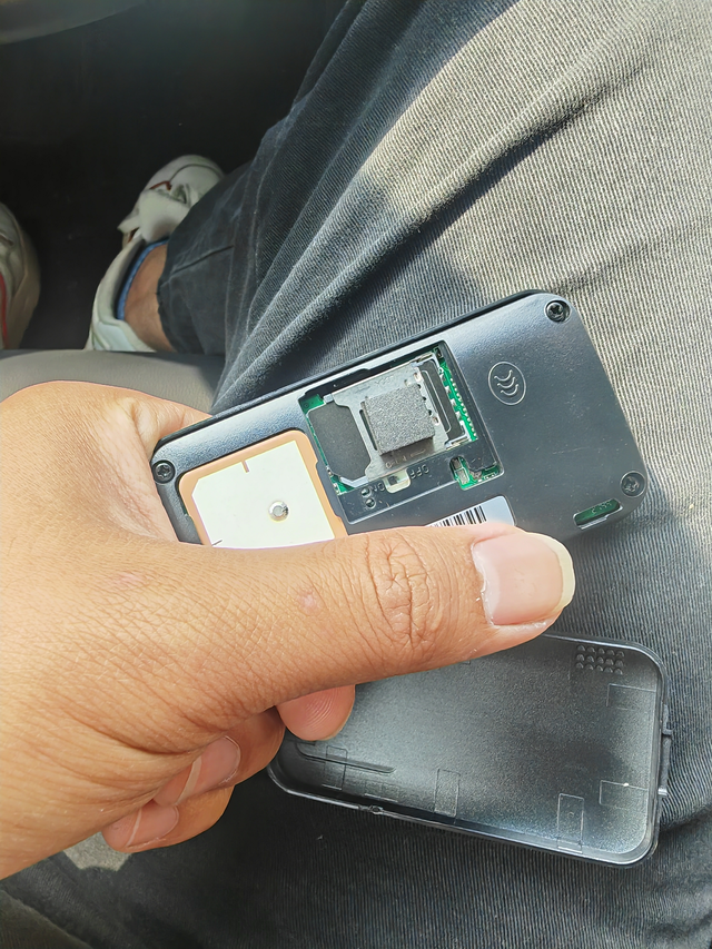 这是啥玩意？从主驾方向盘下面掉下来的，万能的见多识广的朋友们，这是啥玩意，还有