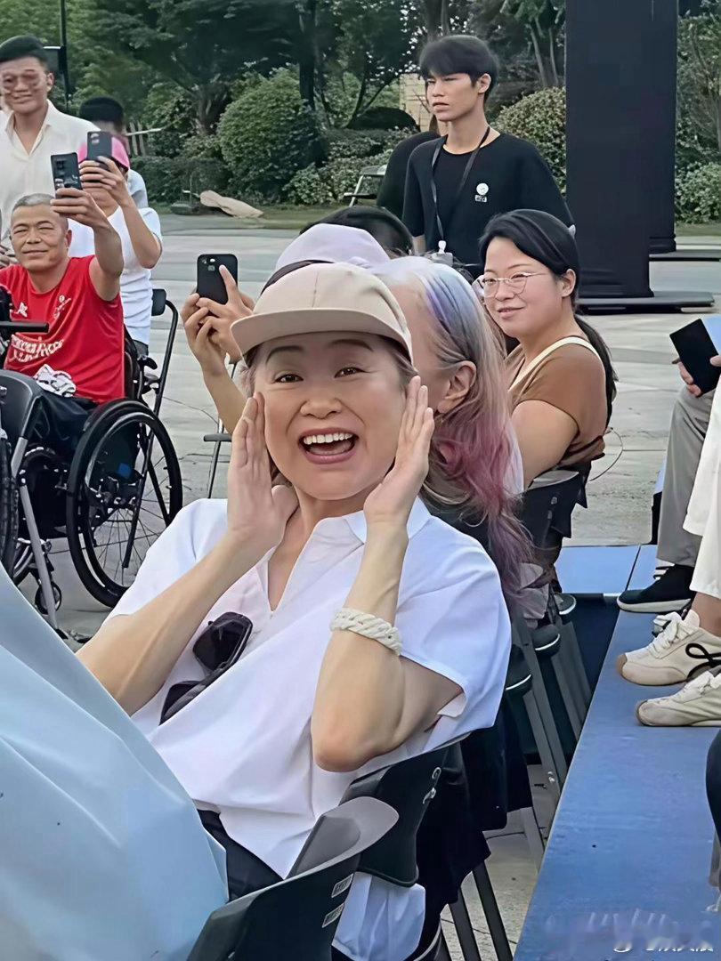 71岁林青霞又出圈了！不刻意修饰，素颜配上白发，自带风华，这才是美人该有的样子。