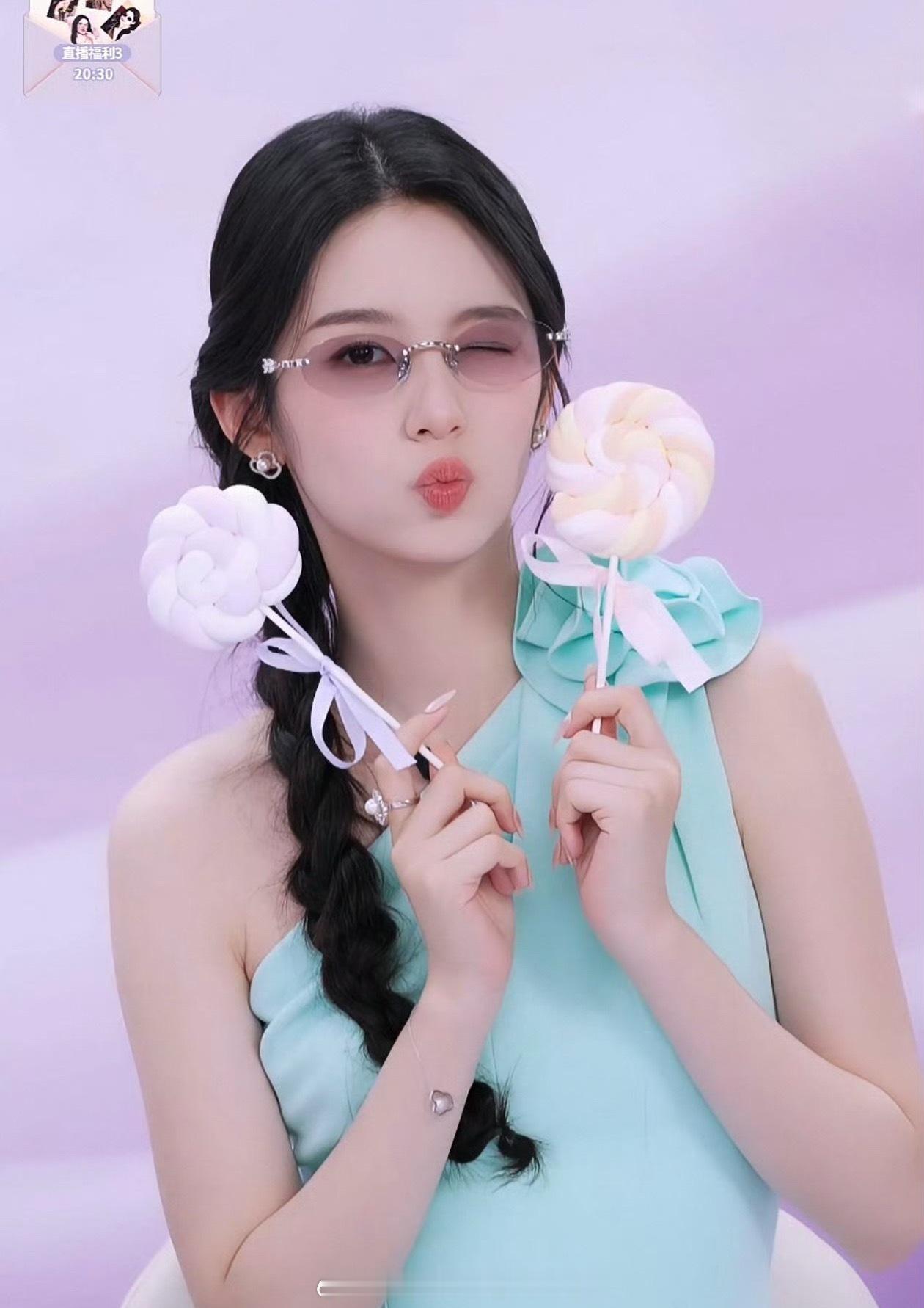 周也今日品牌直播截图，随便一截都是美貌！！