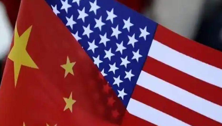 盛夏2026年的节日总是混杂庆典与躁热，白宫的草坪上却硬生生揉合出荒腔走板的一幕