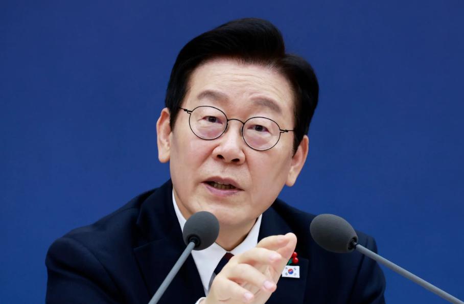 恐怕李在明的结局不会太好！【凤凰新闻】7月14日，韩国总统李在明在青瓦台国务
