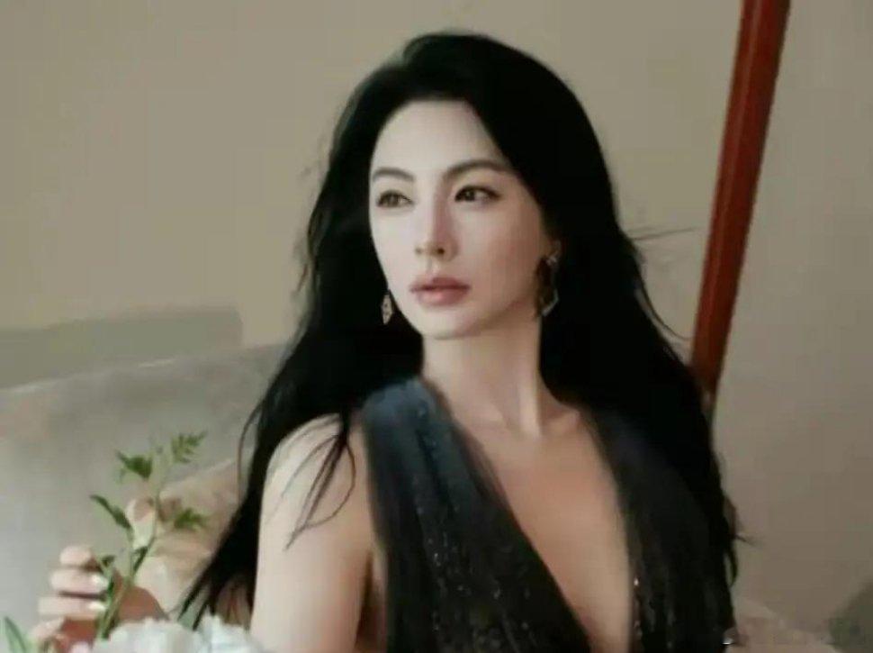 当初骂王安全出去玩的时候我就觉得是张雨绮的问题。她要身材有身材要脸蛋有脸蛋，可是