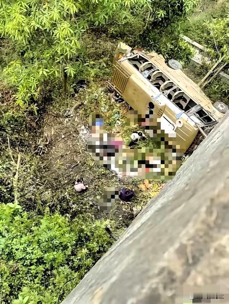 4月30号上午，云南元阳那辆坠崖的乡村中巴，真的让人心里堵得慌。7个人再也回