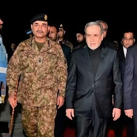 美伊代表团抵达伊斯坦布尔，有一个细节，大家注意到了吗？美国和伊朗代表团抵达伊