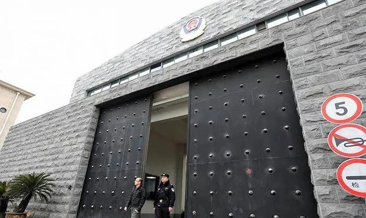 刑满释放人员通常在早上离开监狱，而不是在12点过后。根据《监狱法》第三十五条，