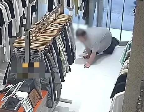 6月25日，四川资阳一男子偷摸爬进一家服装店，见四下无人，脱下裤子摩擦地板，尽兴
