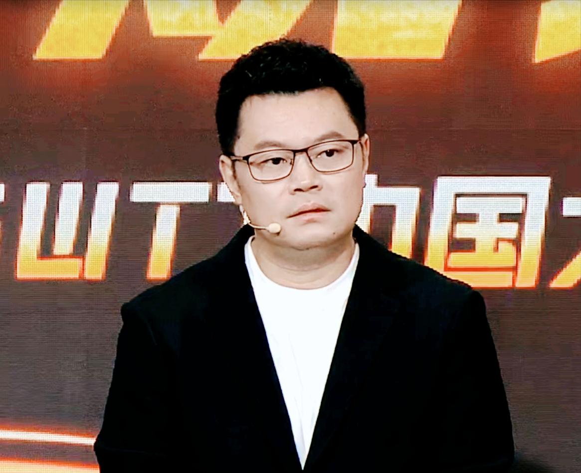 主持人问侯英超：怎么总结林昀儒3:2拿下黄友政这场比赛？侯英超说：你让我缓缓，