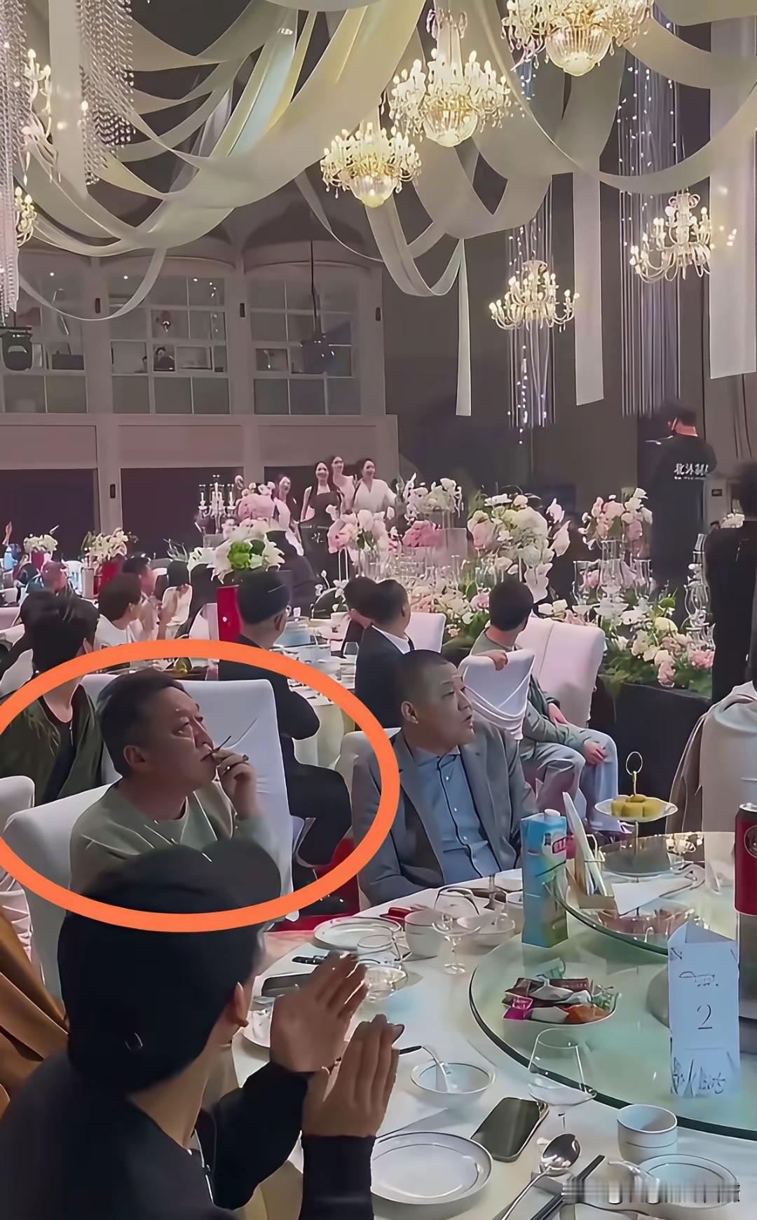 万万没有想到，男神现实中居然也抽烟，白瞎我看了十几年电视，现在才知道😡