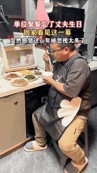 那天她下班比平时晚，推开家门，屋里静得出奇。走到厨房门口，她愣住了——桌上摆着五