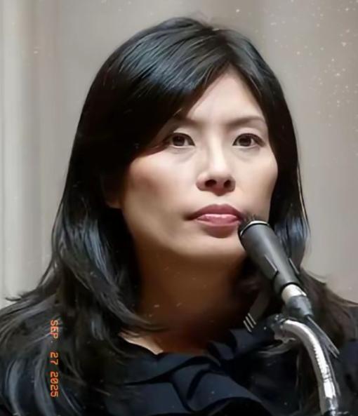 突然改口了。郑丽文拜会夏瀛洲上将后，表态出现变化。她明确说台湾是中国的一个省，台