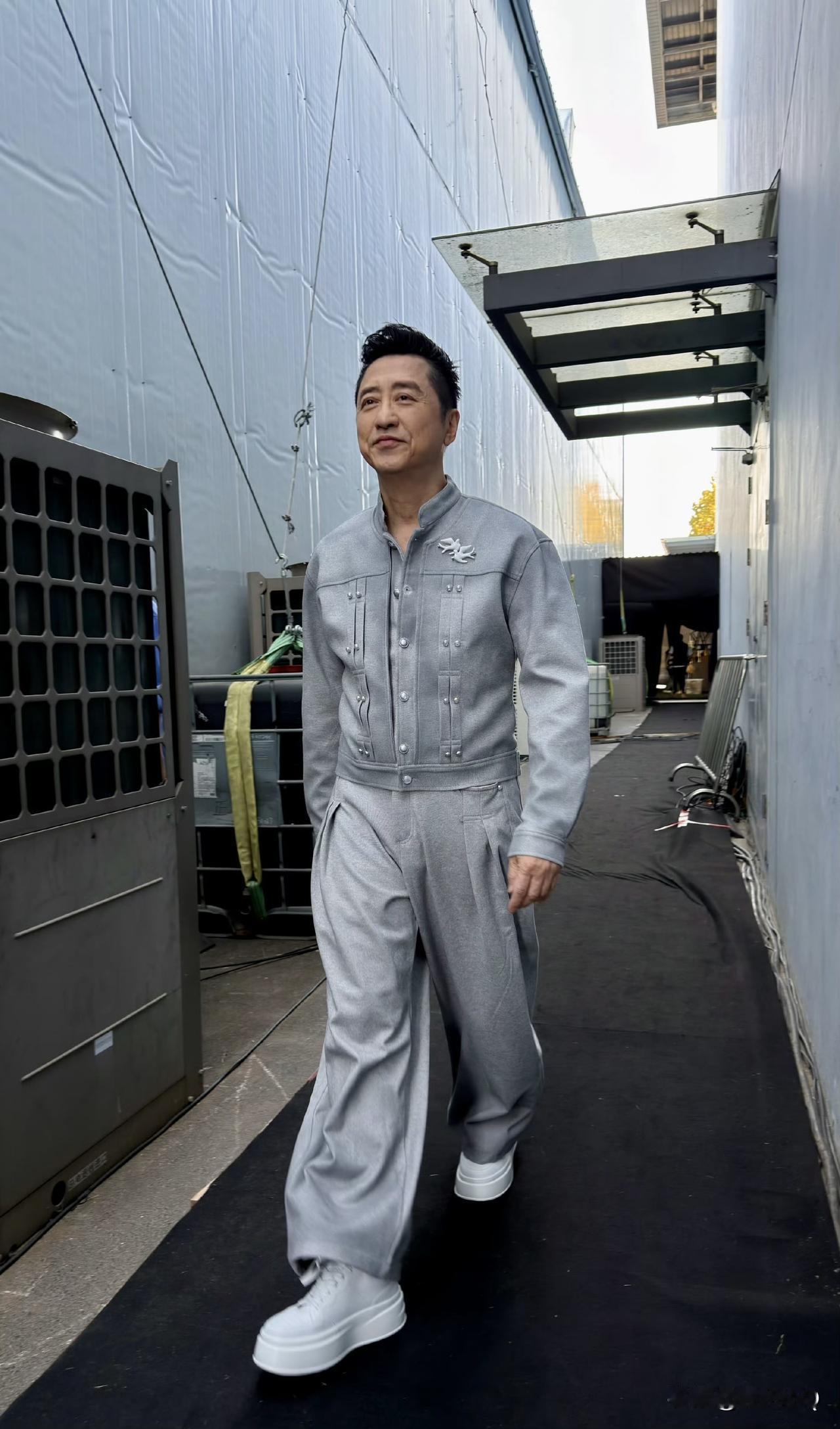 63岁的庾澄庆街拍图，人是真的苍老了，都快老成于谦+付笛生了，不过毕竟是老顽童啊