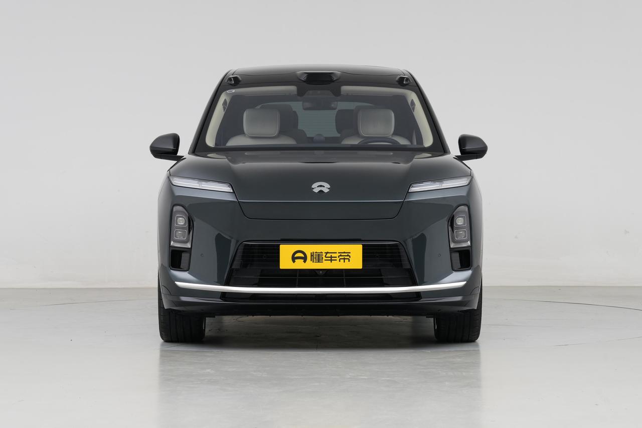 第一次看到蔚来ES8，哇，好大一款车啊！其实蔚来ES8最亮眼的就是前脸和灯，辨识