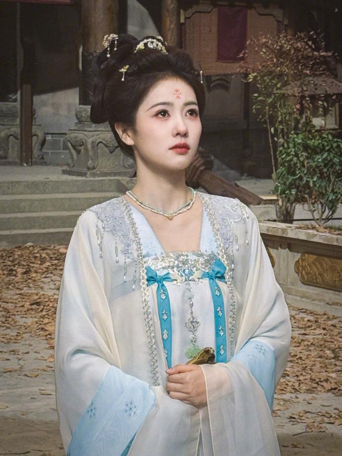 1.白鹿今年直接推掉大半行程，随身带热敷贴，走到哪瘫到哪就喊腰疼，比手机还贴身的