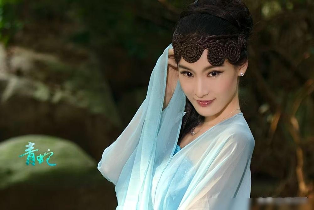 别再争了，我告诉你一个真相。除了张曼玉，后面所有演青蛇的，演的都不是妖，是丫