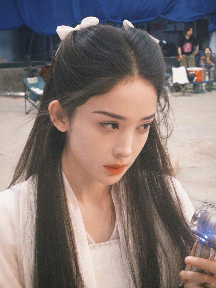 娜扎的美太有辨识度了！长发短发造型都超有风格，五官优势超明显，真的太期待她的新作