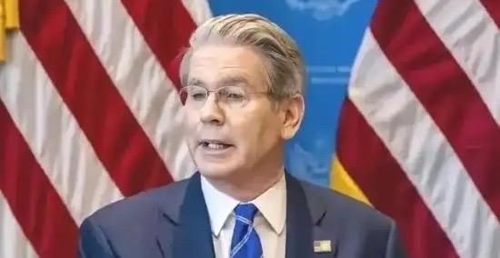 美国财长贝森特公开声称，世界没法承受，一个贸易顺差达到，一万亿美元的中国！