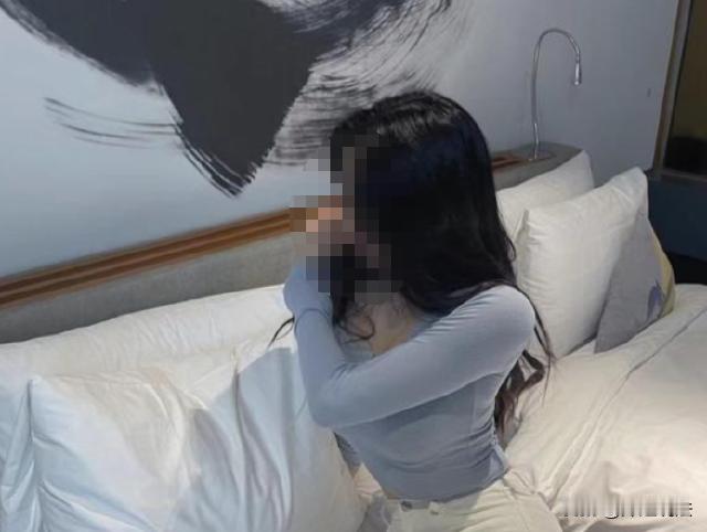 安徽阜阳，小伙子深夜入住酒店后准备约个妹子，可发现自己房型偏小，跟妹子商量说他稍