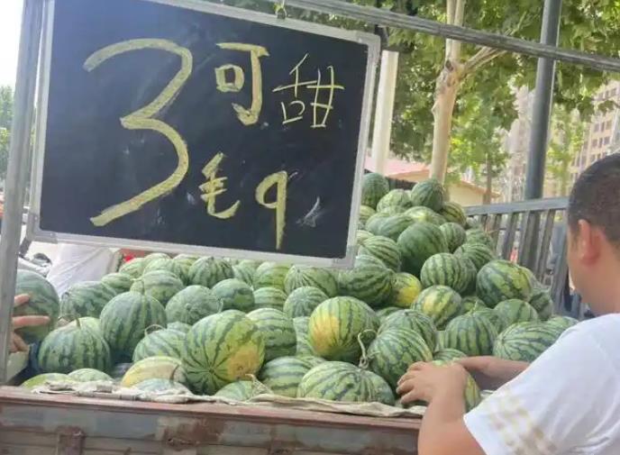 韩国网友实名羡慕，中国西瓜便宜的太过分了吧。起因是韩国足球队被淘汰，跑来跟我们