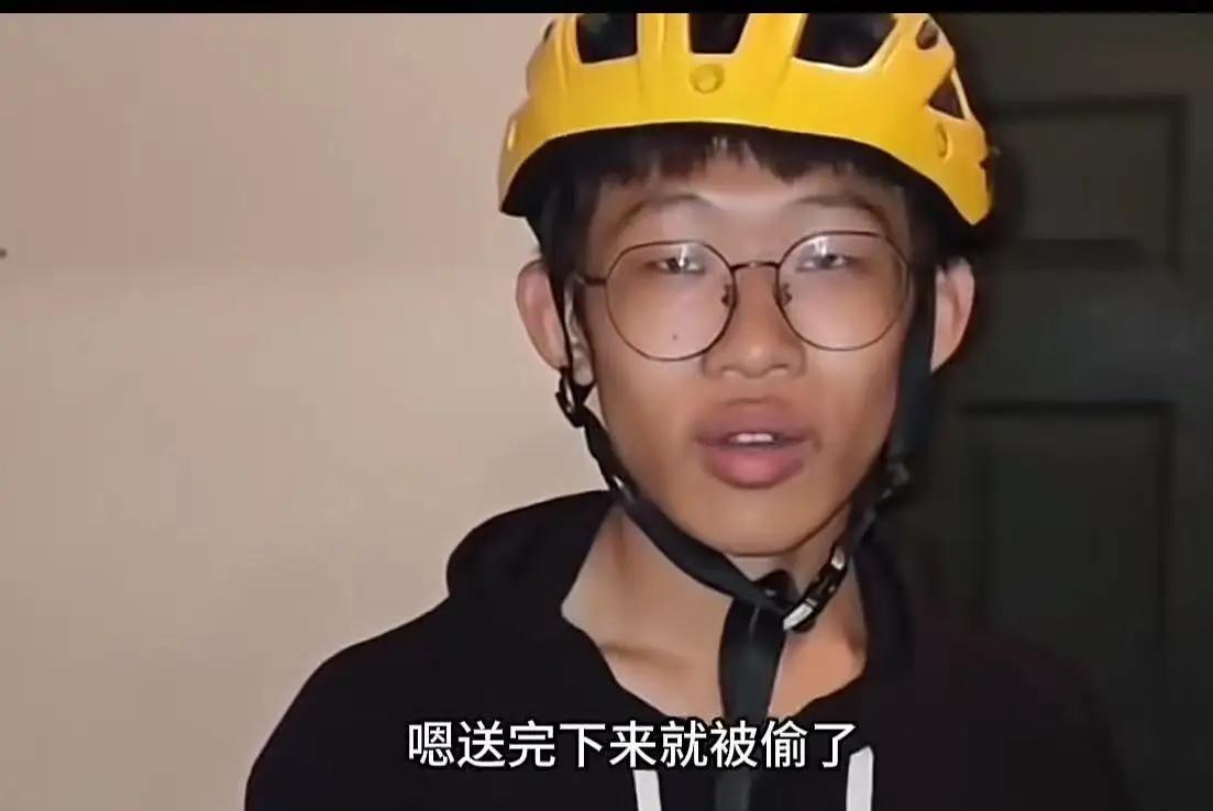 中秋节，一位男子点了份外卖。外卖小哥到后，满脸歉意地说：“哥，外卖被人偷了，您别