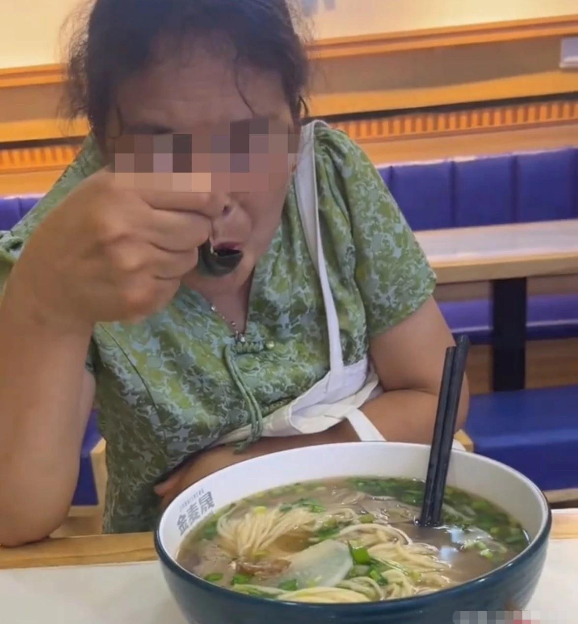 母女吃牛肉面一幕冲上热搜！母亲的操作令人窒息，精神贫穷比没钱更可怕一碗热气
