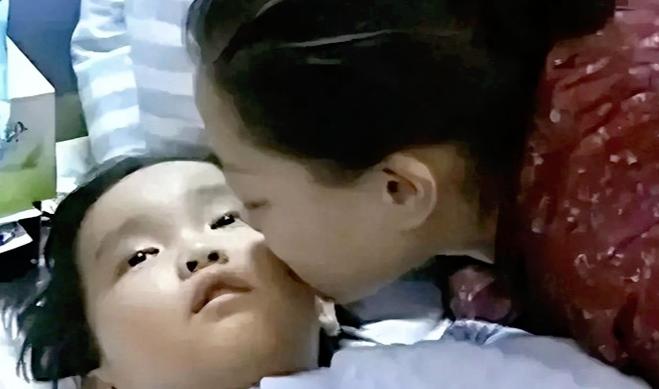 2014年，湖北周女士移植了自己7岁儿子的肾，最终重获新生，而她的儿子却离开了人