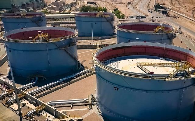 中国似乎在为一场灾难性的中东石油战争长期默默做准备，而今天，所有那些准备都像战士