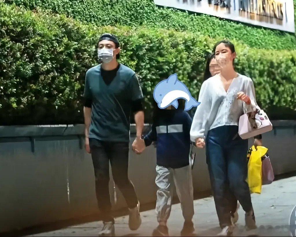 林心如一家三口手牵手逛街林心如一家三口手牵手逛街，一家三口，画面好温馨霍建华林心