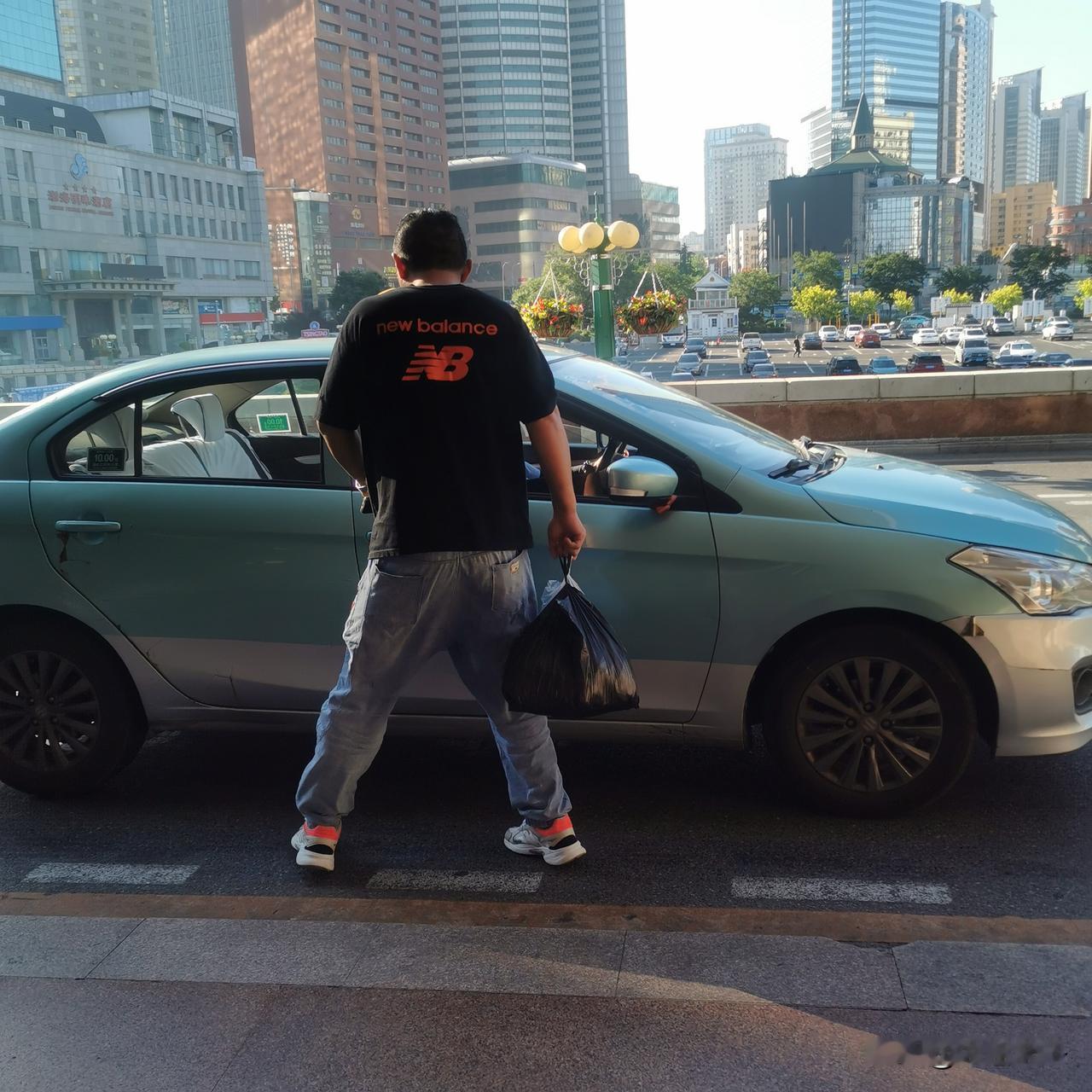 今天早上六点多钟，我乘出租车到达大连站，准备坐高铁去沈阳。我刚下出租车，迎面