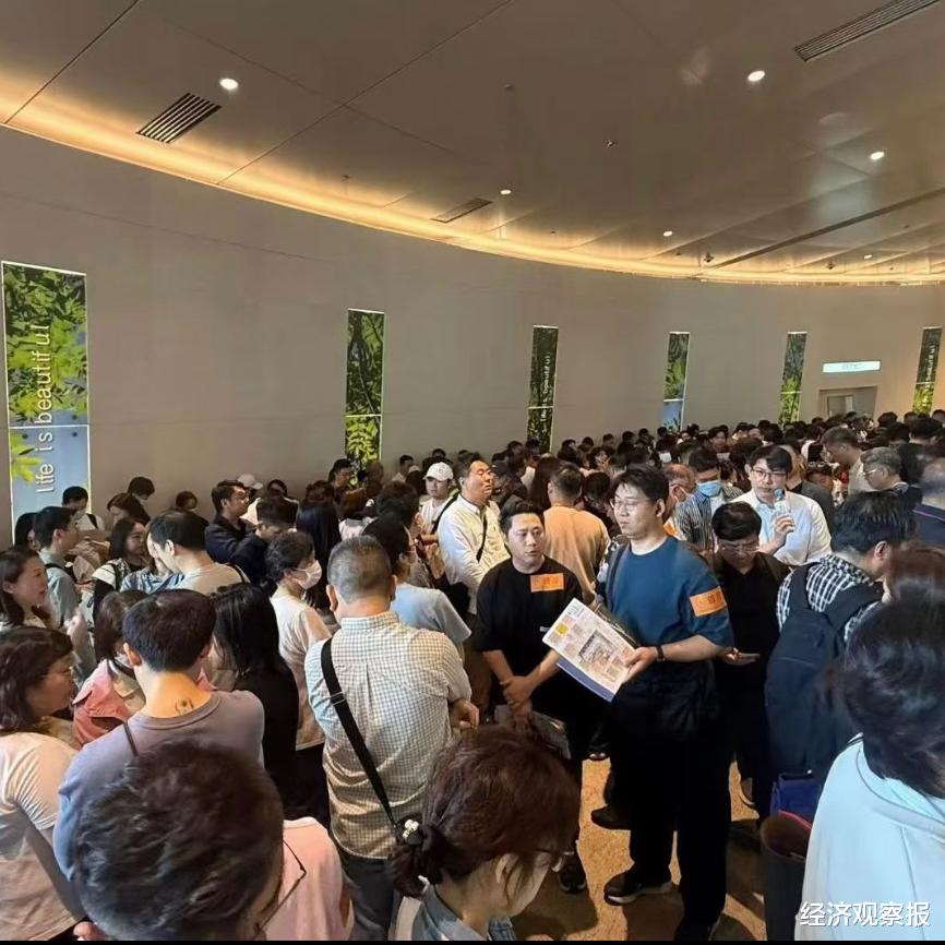 人潮挤爆香港售楼部：内地买家赴港抢新房，苦守一日仍陪跑