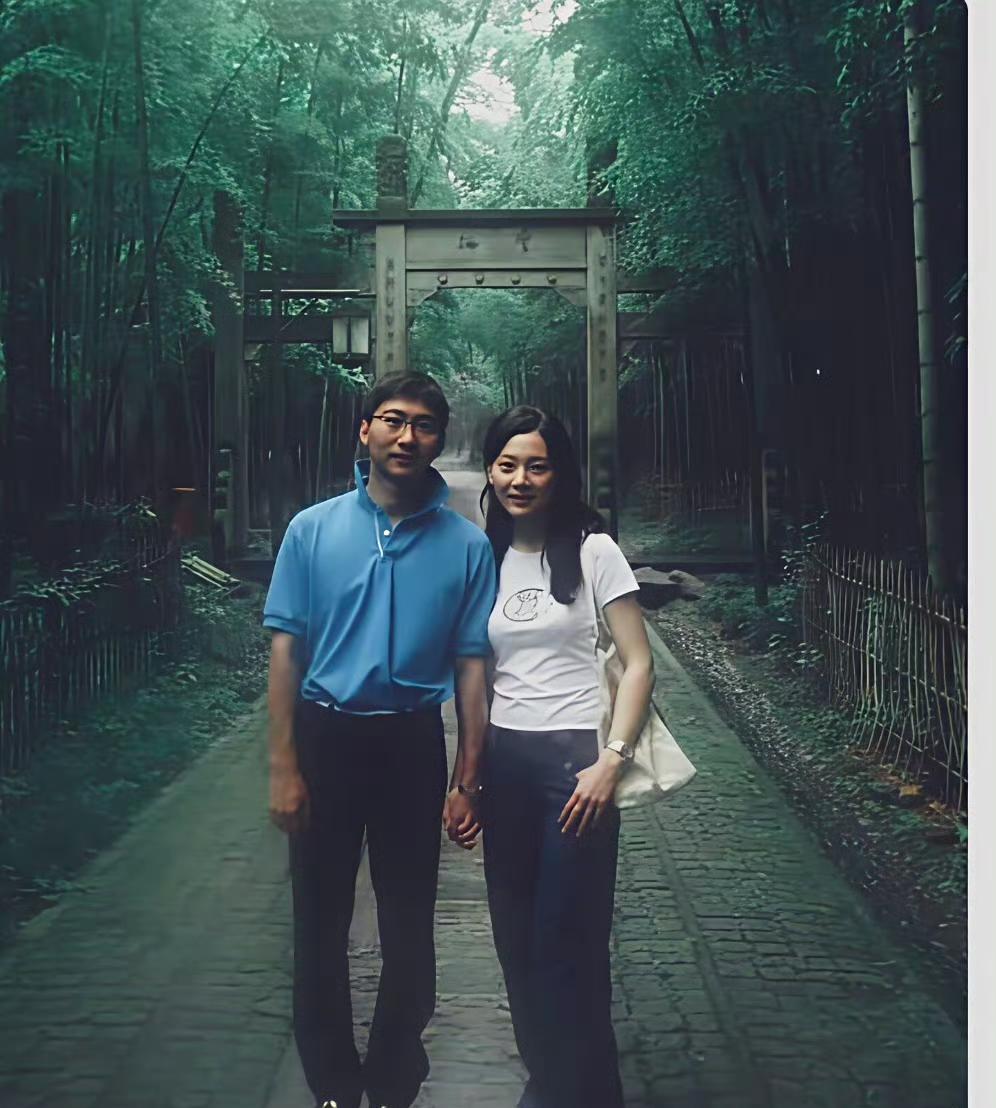 陈数：胤胤，这杭州的石板路可比你那斯坦威钢琴键难踩多了，一步一磕绊的，还好有你牵