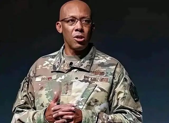 美国人现在终于知道害怕了，其空军参谋长四星级上将布朗说：中国的六代机虽然可怕，但