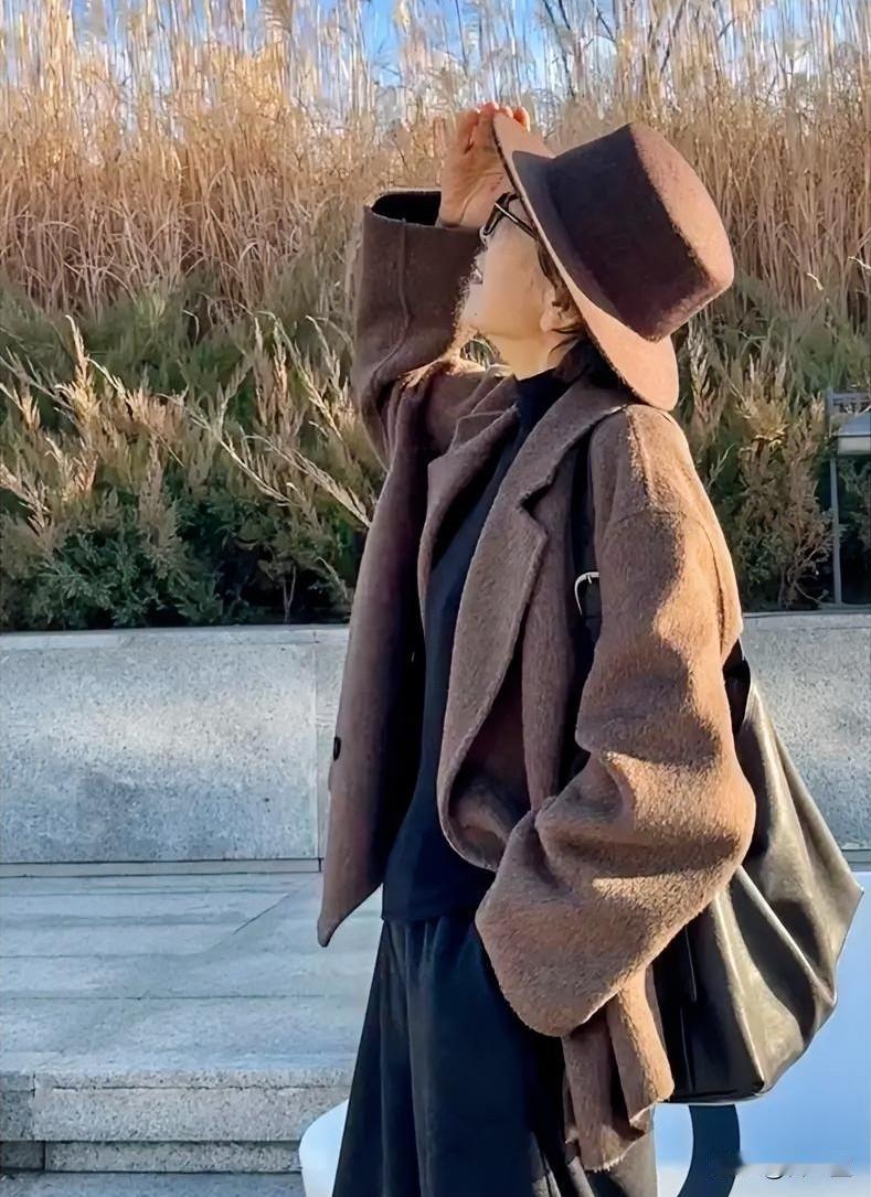 我亲大姨,外科医生,退休了,一辈子都没自己的孩子,今年刚好60岁,存款加一些资产