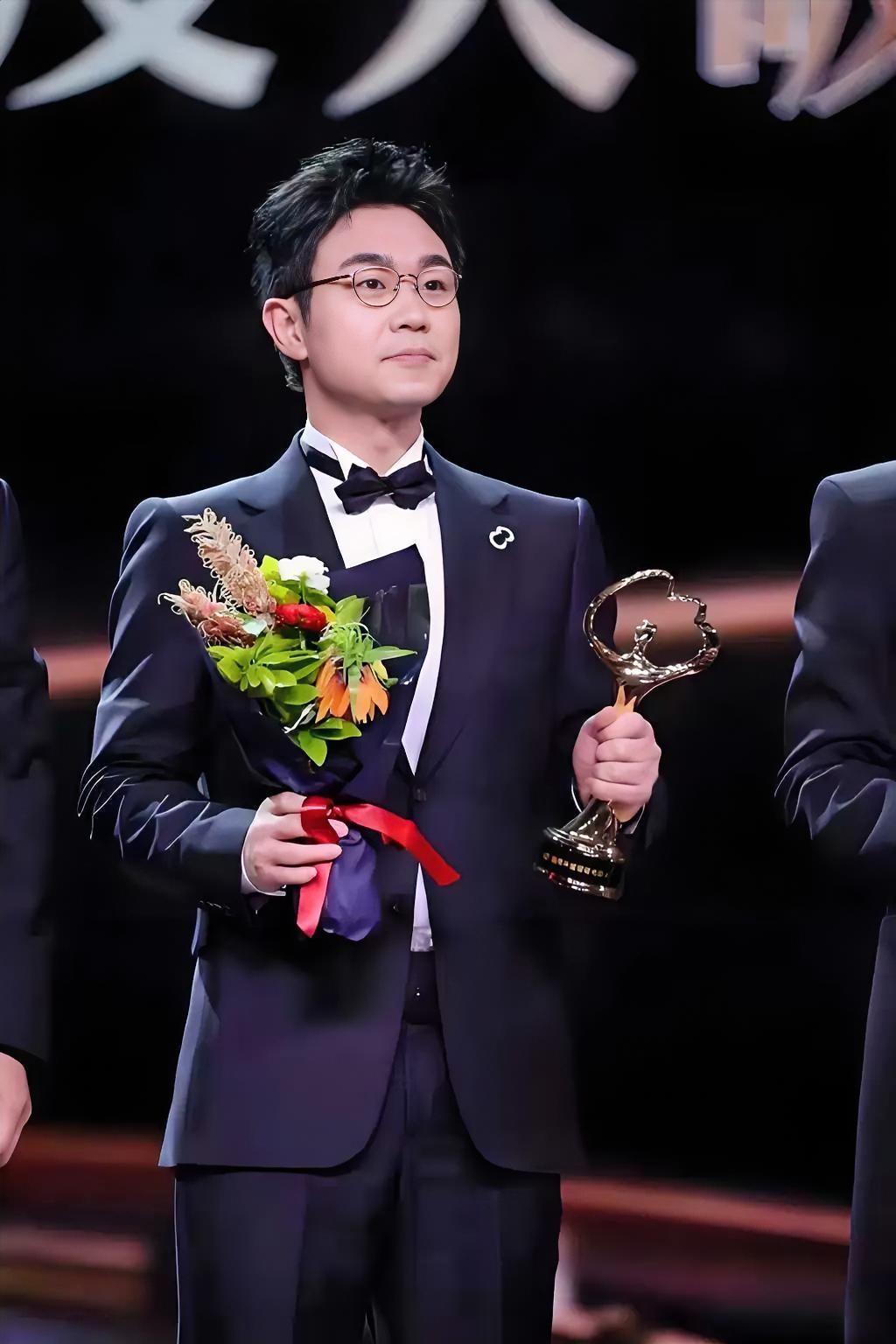 大胆猜测一下，赵本山当年收大鹏当徒弟，可能就是看中他“不像圈里人那么圆滑”。