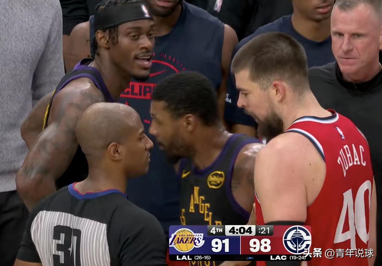 斯玛特太仗义了！第四节4分04秒，范德比尔特与祖巴茨发生了纠缠，两人互不相让