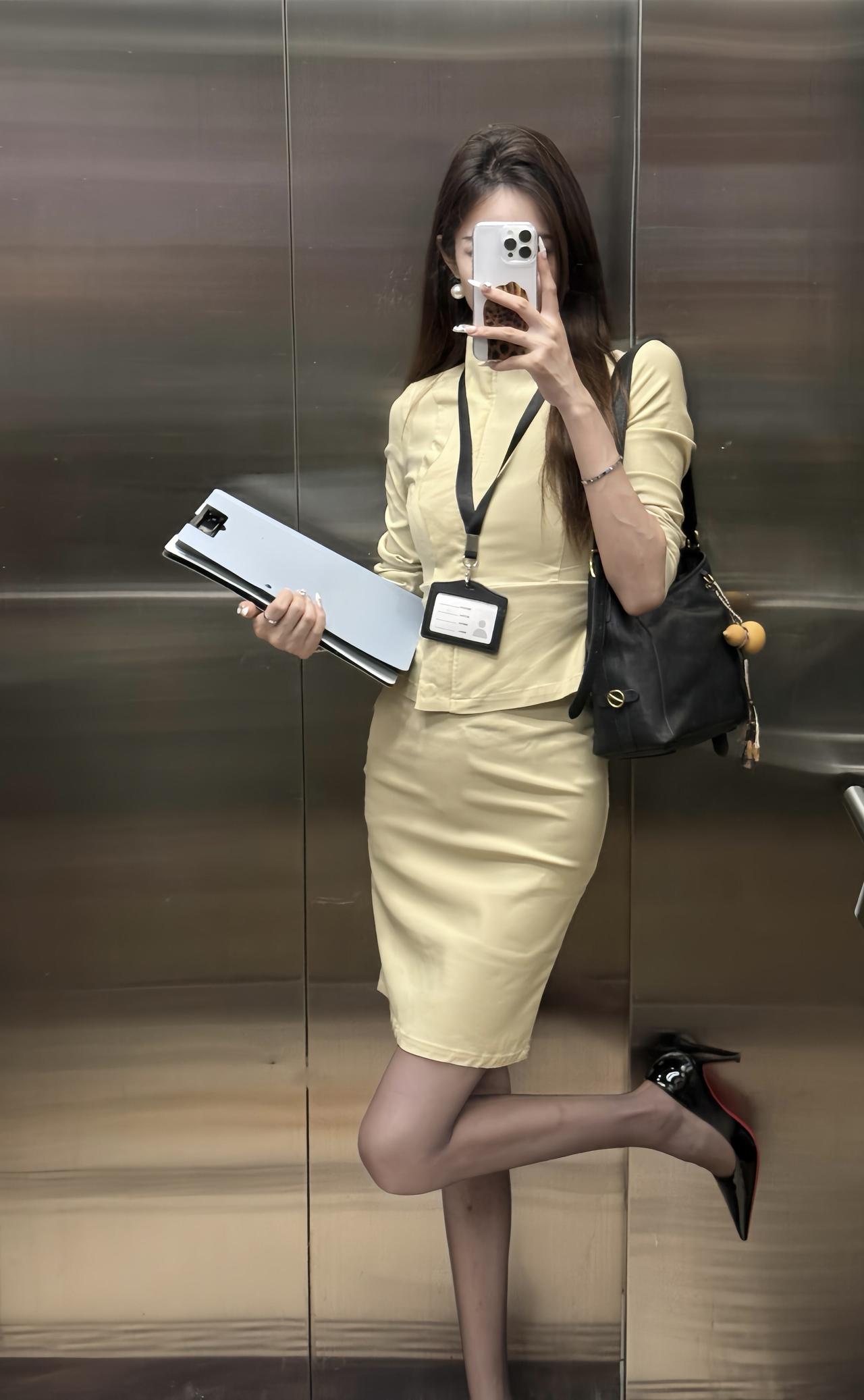 今日推荐这套穿搭是职场通勤风，穿搭简约干练，兼具优雅与专业感。1.核心单品