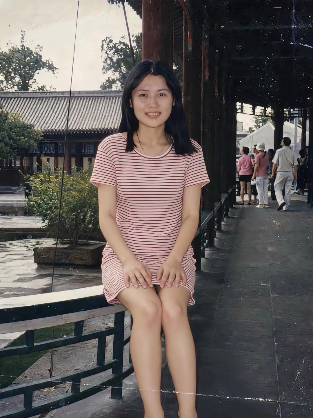 大概是2000年，同学妈妈年轻时的照片！