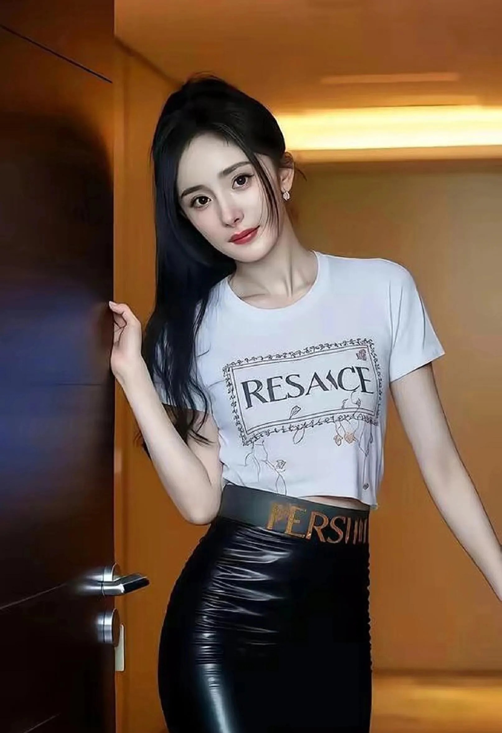 杨幂这姑娘啊，天生就是个尤物，美得勾人魂儿。她那眼神跟秋水似的，波光流转间，随便