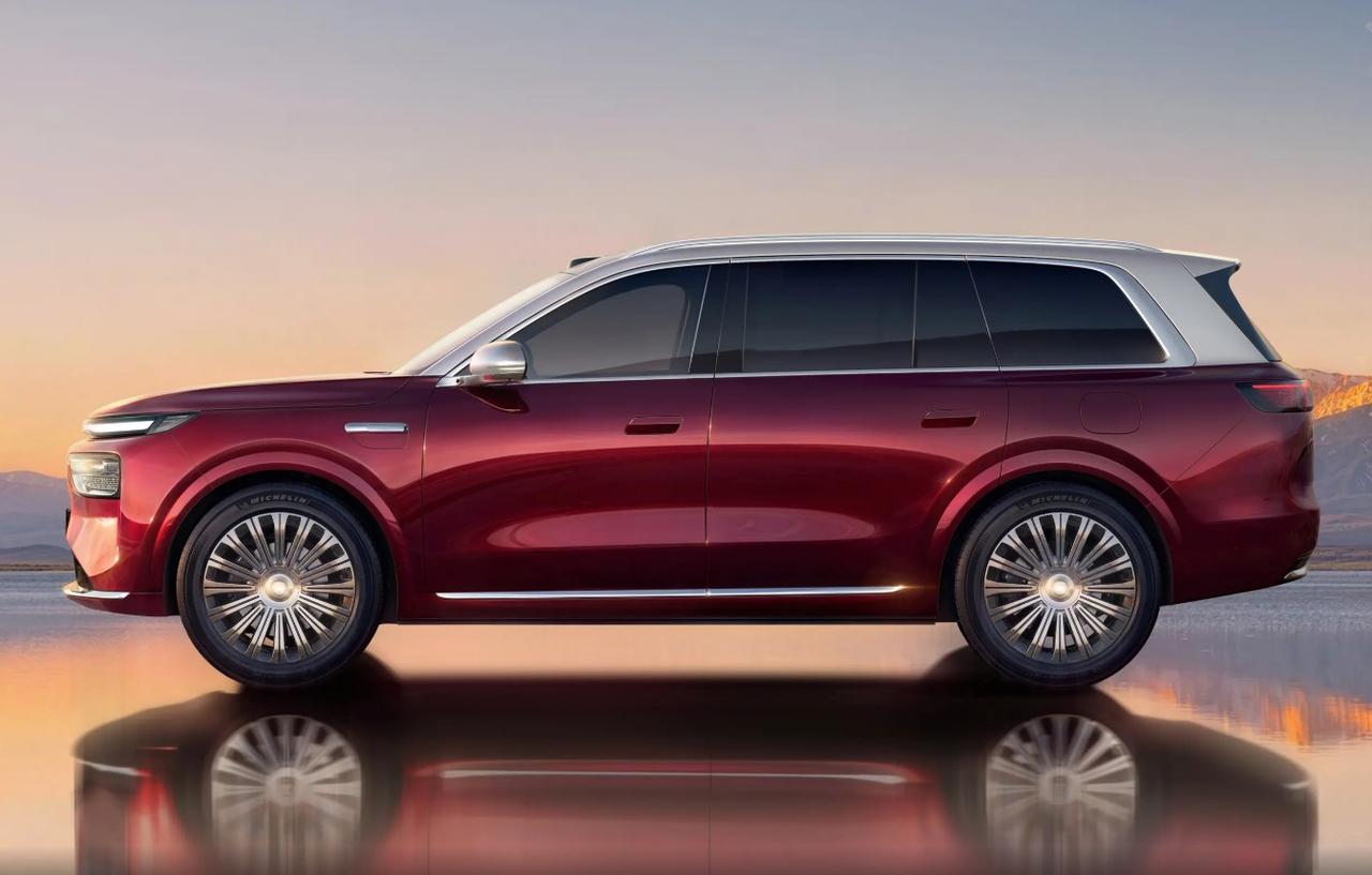 北京车展，东风汽车旗下的奕境X9首度亮相。一款全尺寸SUV。这款车的侧面，尾