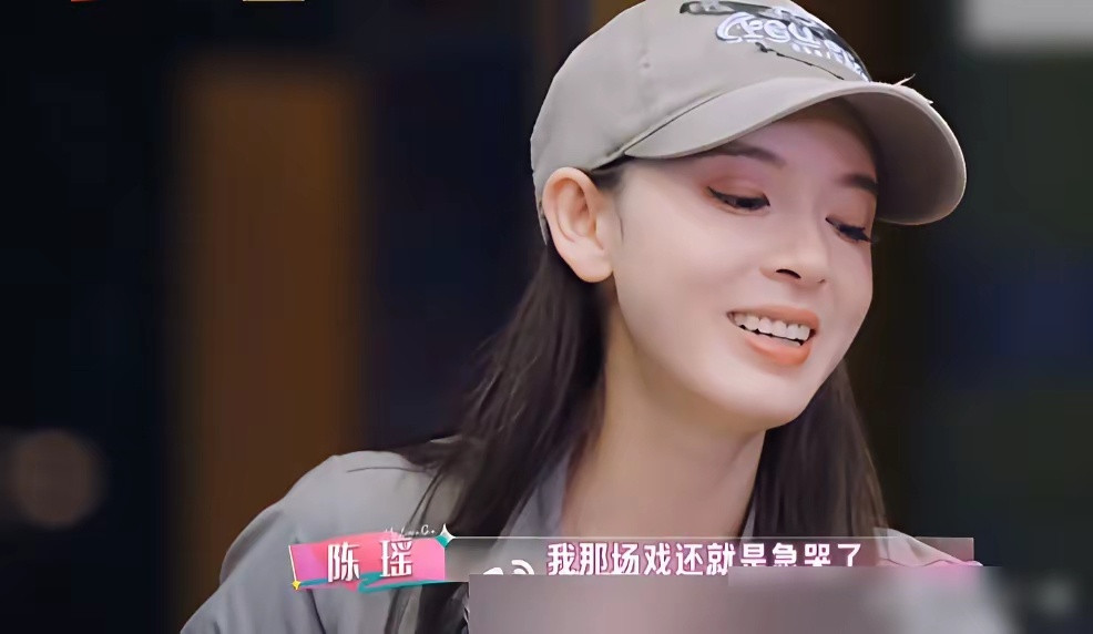 陈瑶拍《无心法师》那会儿，大二，连镜头语言是啥都不知道。一场戏反复重拍，导演拍桌
