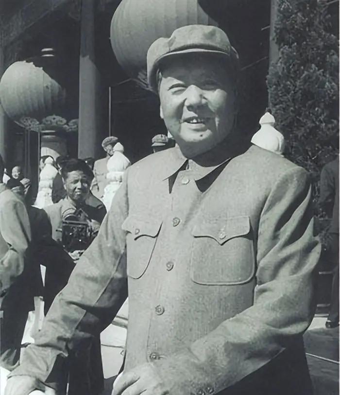1972年，毛主席宣布放弃1200亿日本战争赔款，国内外舆论一片哗然，而毛主席只